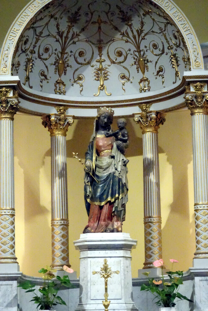 Notre Dame-de-Bonne-Délivrance, Statue sur autel